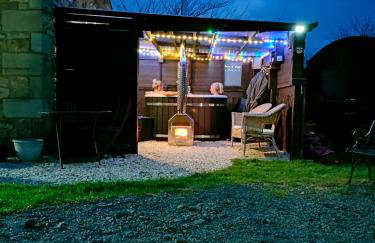 The Hideaway with hot tub - Foto 40