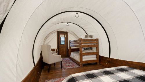 Grand Canyon Covered Wagon for Family-Friendly Glamping in Meadview, Arizona - Foto 5