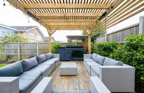 The Lymington Hub Slps 13 hot tub/chef/spa - Photo 17