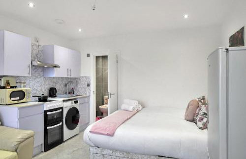 Uxbridge Studio – Private Driveway Parking - Foto 16