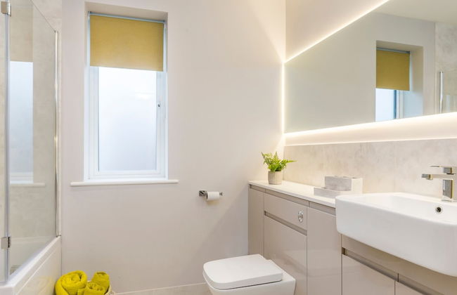 Stylish new Home With Parking - King Beds Garden - Foto 31