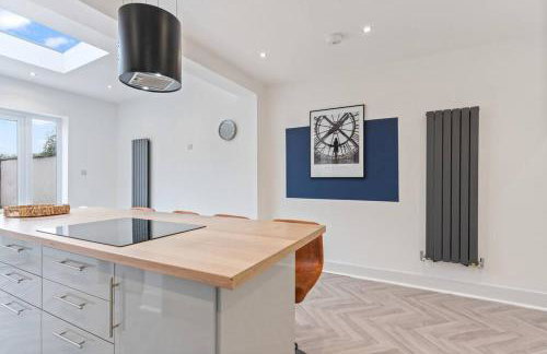 Beautiful House - Sleeps up to 7 - Free Parking, Fast Wifi and Smart TV by Yoko Property - Foto 4