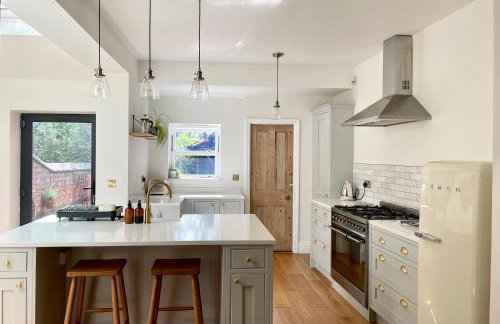 The Harborne Home opposite QE hospital & Birmingham university - Photo 1