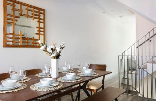 Enjoy Stylish 4BR Townhouse Sleeps 8 with Wi-Fi - Foto 7