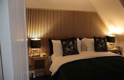 THE HIDEAWAY - LUXURY SELF CATERING COASTAL APARTMENT with PRIVATE ENTRANCE & KEY BOX ENTRY JUST A FEW MINUTES WALK TO THE BEACH, SOLENT WAY WALK, SHOPS and many EATERIES & BARS - FREE OFF ROAD PARKING,FULL KITCHEN, LOUNGE,BEDROOM , BATHROOM & WI-FI - Foto 2