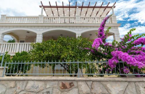 Modern Villa with Pool - Photo 29