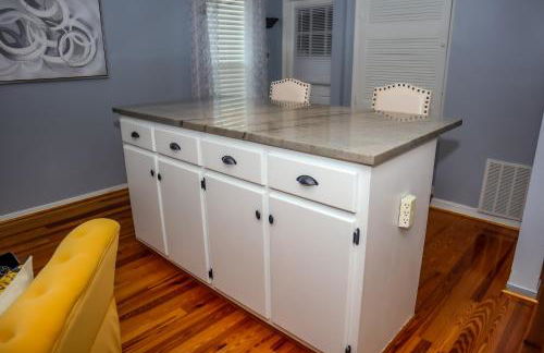 Bright & Stylish 2-Bedroom Near Downtown Mobile Free Parking - Foto 26