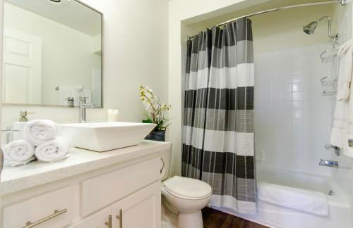 Designer Penthouse 2 Bedroom with Balcony Beverly Hills Adjacent - Foto 75