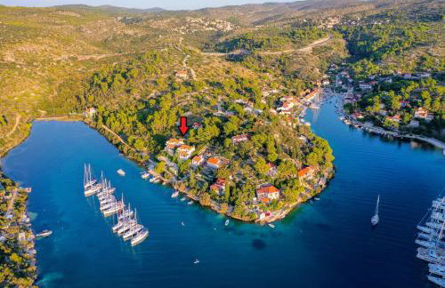 VILLA PHILIPPA - luxurious five-room villa - idyllic location - first row to the sea - spectacular view of the sea bay - unforgettable sunsets - 15 minutes from Supetar ferry port - free parking - private heated pool - Foto 40