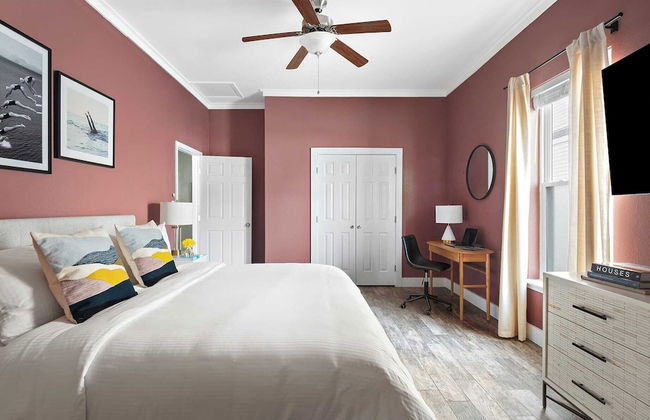 7bdr w/ Private Pool, Hot Tub, Fire Pit, Walk to Beach Tidal Wave by Avantstay - Foto 19