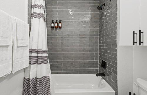 2Beds|2 Baths|Near Reunion & Aquarium|Free Parking - Foto 50