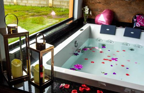 Chalé Canto do Galo 1 - Hidro da Jacuzzi, Lareira Ecológica, Cozinha Completa, Wi-Fi 80mbps, próximo a comércio local e relaxando ao som do riacho - Photo 11