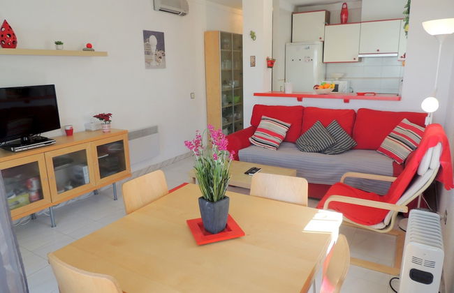 Apartment by Roses Beach With Pool - Photo 8