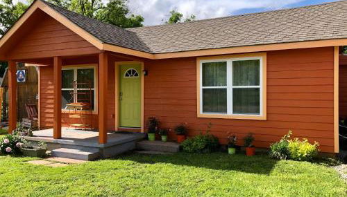 EZ 1 mile to Fort Sill! Pumpkin Cottage sleeps 9, grills, firepit, laundry - Foto 2