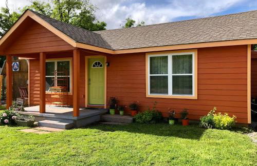 EZ 1 mile to Fort Sill! Pumpkin Cottage sleeps 9, grills, firepit, laundry - Foto 2