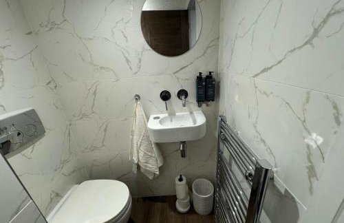 Southgate Luxury Apartments-Jaquzzi Bath-Private Parking- suitable for contractors - Foto 38