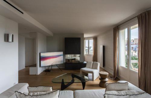 Montaigne - Sunlit Corner Penthouse with Balcony - Photo 3
