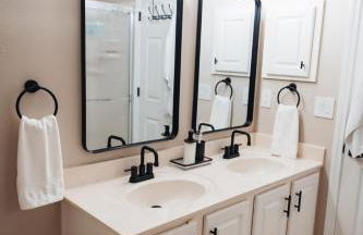 Golden Hour Getaway- Guest Favorite, 2 Min to Beach, Seasonal Pool & Arcade - Foto 79