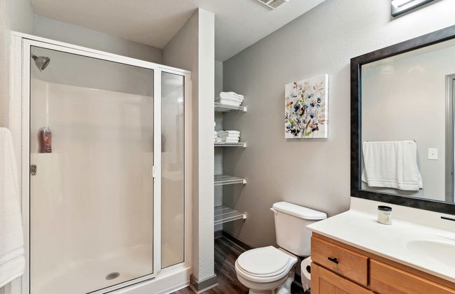 Spacious 2BR Downtown Retreat - Photo 53