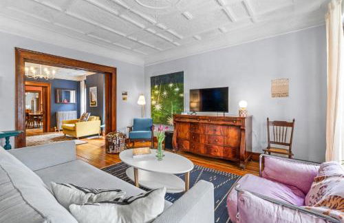 Historic & Spacious 3 Bedroom Family Gem on Peaceful Street - Foto 1