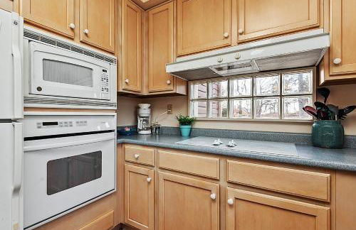 Cheerful 4BR Chalet with Seasonal Pool, Hot Tub - Foto 10