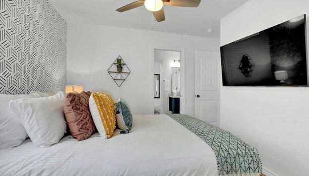 Luxury Modern Home With Hot tub Deck & Firepit! - Foto 3, Habitación