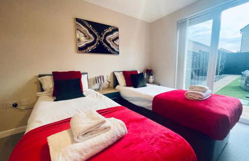 Spacious 4 Bedroom, 3 Bath House by Jesswood Properties Contractors, Business and Leisure with Free Parking and WIFI - Foto 18