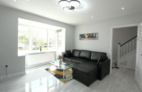 Deluxe 3 Bedroom 2 Bath House &Parking by CozyNest - Photo 18