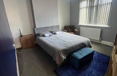 Giga Residential 4 Bedrooms, 8 guests , Near City Centre, Arcade Machine, Sky TV, Netflix, Free Wifi, Free Parking - Foto 4