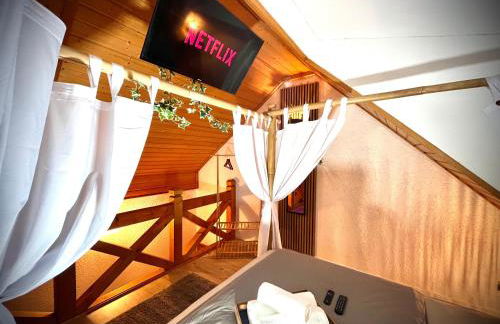 Stay by Home Deluxe Apartment WiFi-PS4-TV-Loft-Bath-Kitchen - Foto 1