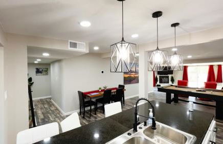 Private Home - Heated Pool, Billiards, Darts, Foosball, Fireplace, 5 Smart TVs, BBQ, Cotton Bedding - The Saguaro Sanctuary, Pool Heat Optional - Foto 6