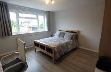 Spacious 5 Bedroom 11 Guest Family House in Horsham - Photo 22