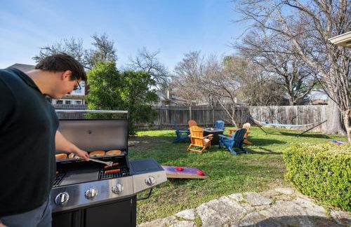 NEW! Stylish Home Arcade & Fireplace Sleeps 10 - Foto 34