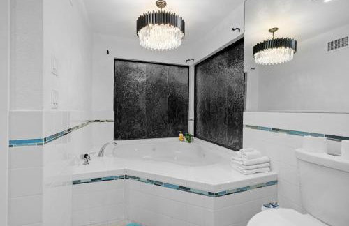 Entire Private Home with 4 Bedrooms 3 Bathrooms, Big Yard, View, , King Bed, 10 Parking, Available Now - Foto 78