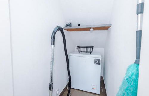 4BR Home for 8, Full Kitchen, Parking, WiFi in Northwich - Photo 22