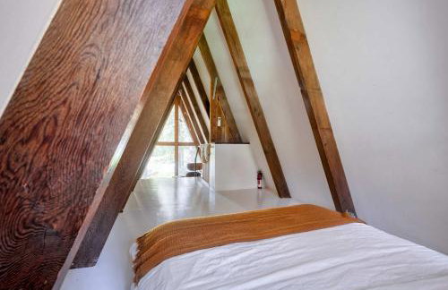 Modern A-Frame Cabin in the Woods - Foto 13