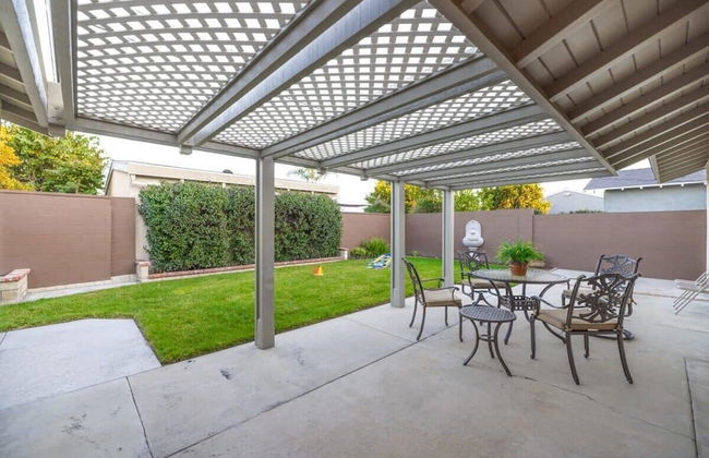 Marbella Lane - Charming 4BR Bungalo for Relaxing Retreat - Photo 27