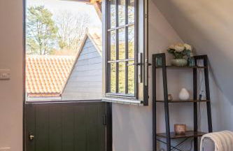 Peaceful Stylish Entire Apartment - Views, Gardens, Firepit, Balcony - Photo 3