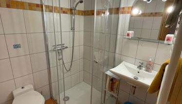 Weingut und Destillerie Bernd Klein - Foto 5, towels, Shower