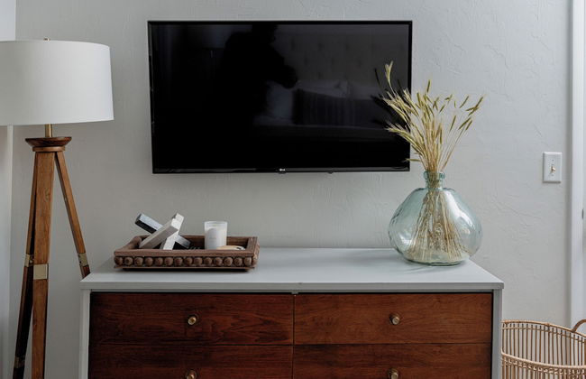 Quiet Convenient and Modern Haven - Photo 11