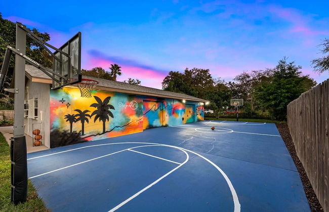 Luxe Largo Retreat: Pool, Games, Basketball & More - Foto 24