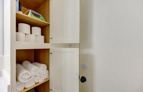 Spacious 5 Bed Home with Massage Chair and Futsball Table - Foto 14