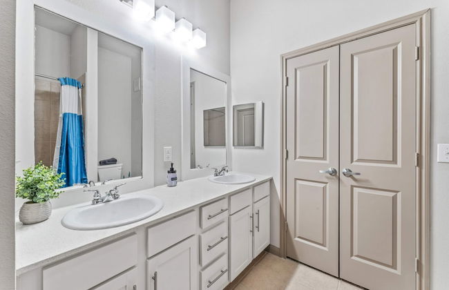 Homey 2BR Suite Close to Downtown w Fast Wifi - Foto 6