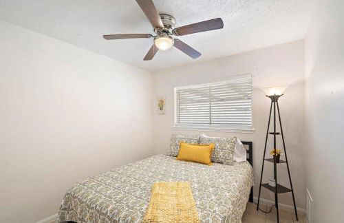 Covered Back Patio Covered Parking Game Room WIFI Smart TV's every room Washer & Dryer - Foto 17