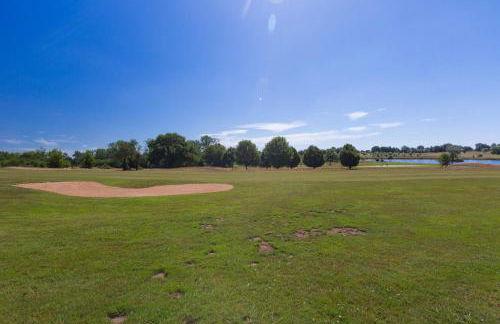 2025 Reno 2-Bed Escape w pool Min to GolfCources - Foto 48