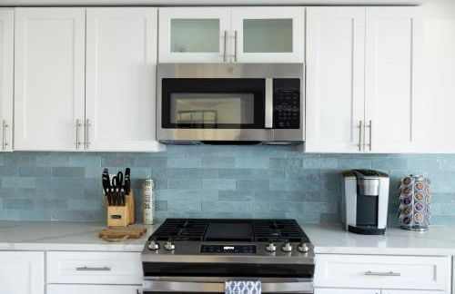 Spacious 4BR Beach Retreat, Steps to Pine Point - Foto 46