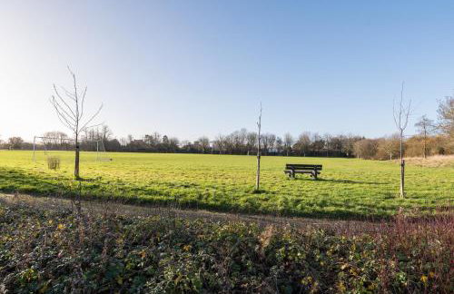 Modern 4-Bed Family Home with 5 Beds & Parking - Foto 40