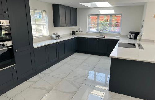 PARK VIEW, 6 bed family home, wifi parking, garden - Foto 8