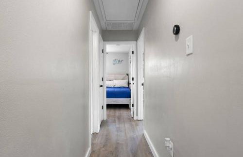 Waterfront Home Game Room Ping Pong Outdoor Bar Area - Foto 29