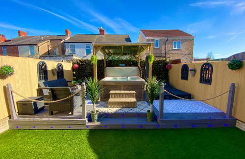 NEW…THE HOTTUB HOUSE BLACKPOOL PLEASURE BEACH - Photo 1